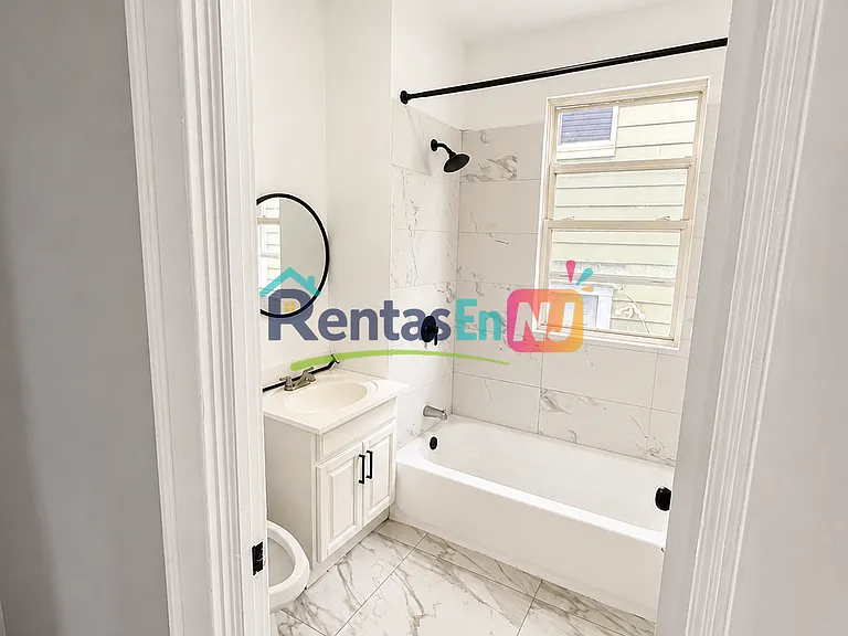 100 Smith St #1B — Photo 6