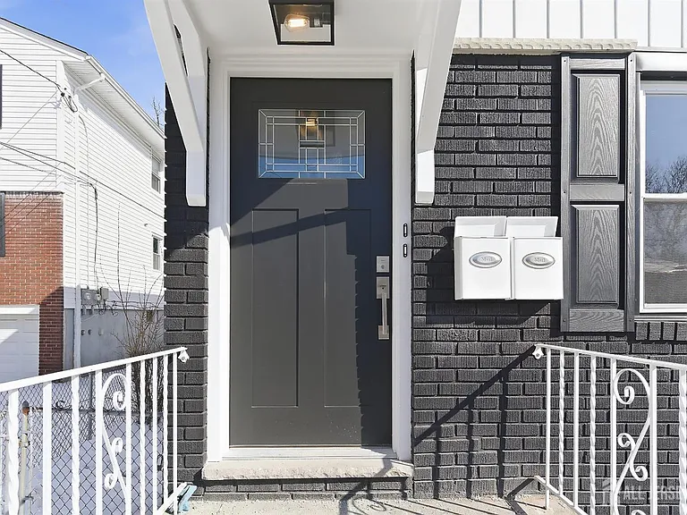 19 Evelyn Ct — Photo 2