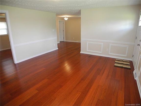 5th image of 806 Hillard Ln