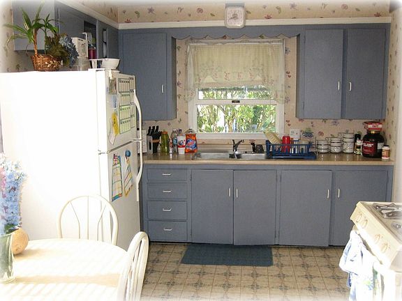 Quaint Eat-In Kitchen