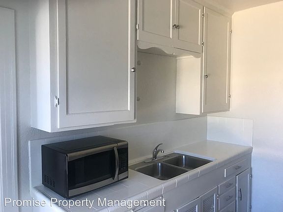 4th image of 424 E 1st St APT 4