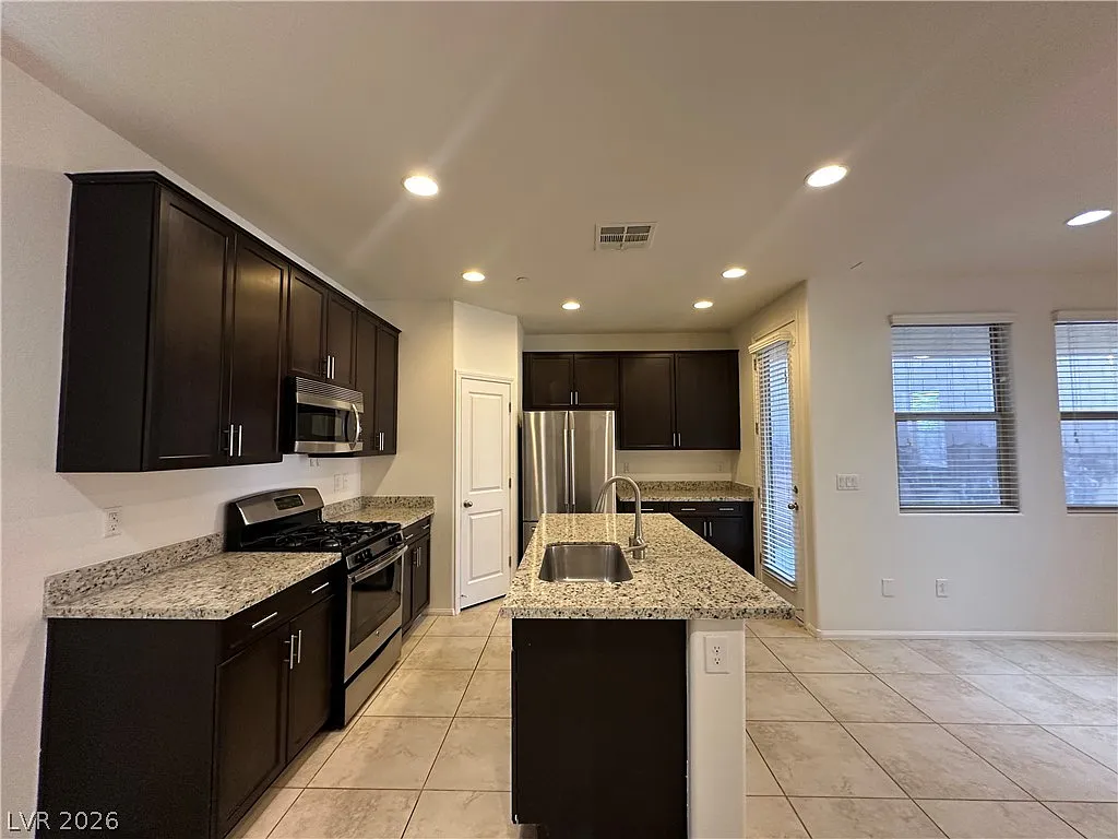 3 bed, 2.5 bath, 1447 sqft, $2,050 — Photo 4