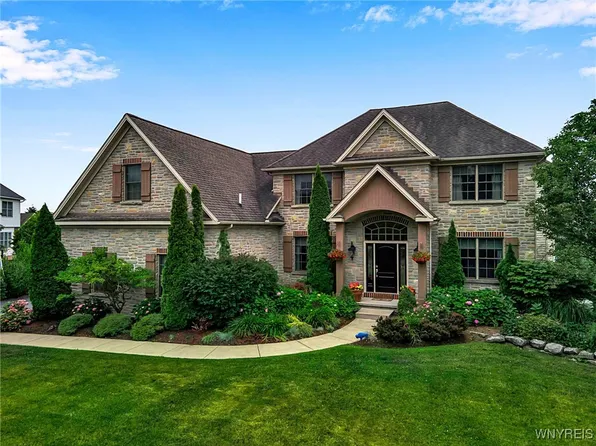 8889 Lake Glen Ct, Clarence Center, NY 14032