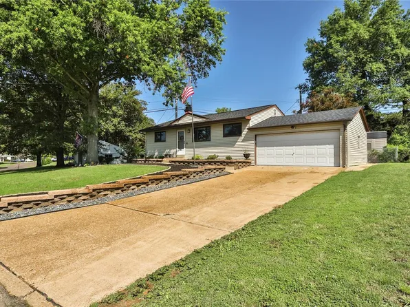 10431 Roscommon Dr, Saint Louis, MO 63123