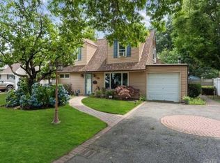 341 Pin Oak Ln, Westbury, NY 11590