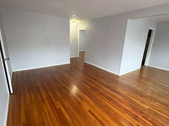2nd image of 15 Crescent Ct Floor 1