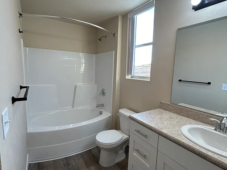 998SQFT Unit Bathroom
