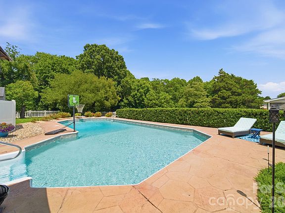 2nd image of 206 Pamlico Ln