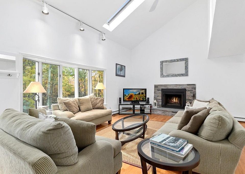 1st image of 55 Glenview Dr
