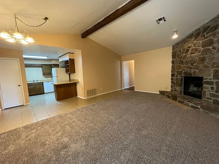 1402 W Lansing St — Photo 4