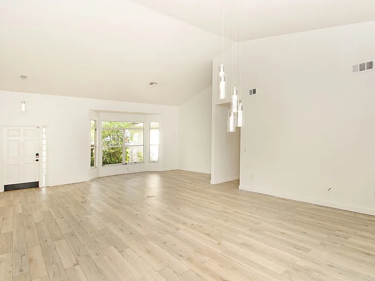 896 Rose Ct — Photo 12