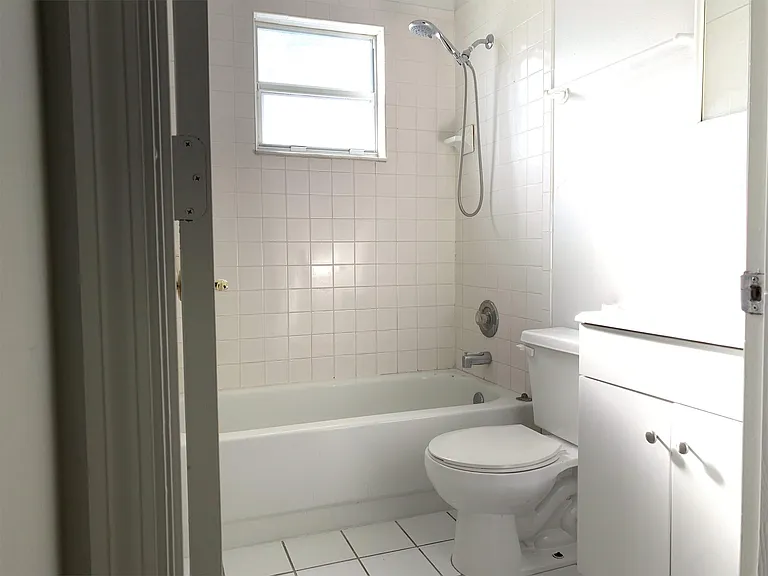 848 SW 10th St — Photo 6