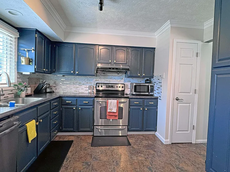 13327 Hascall St — Photo 12