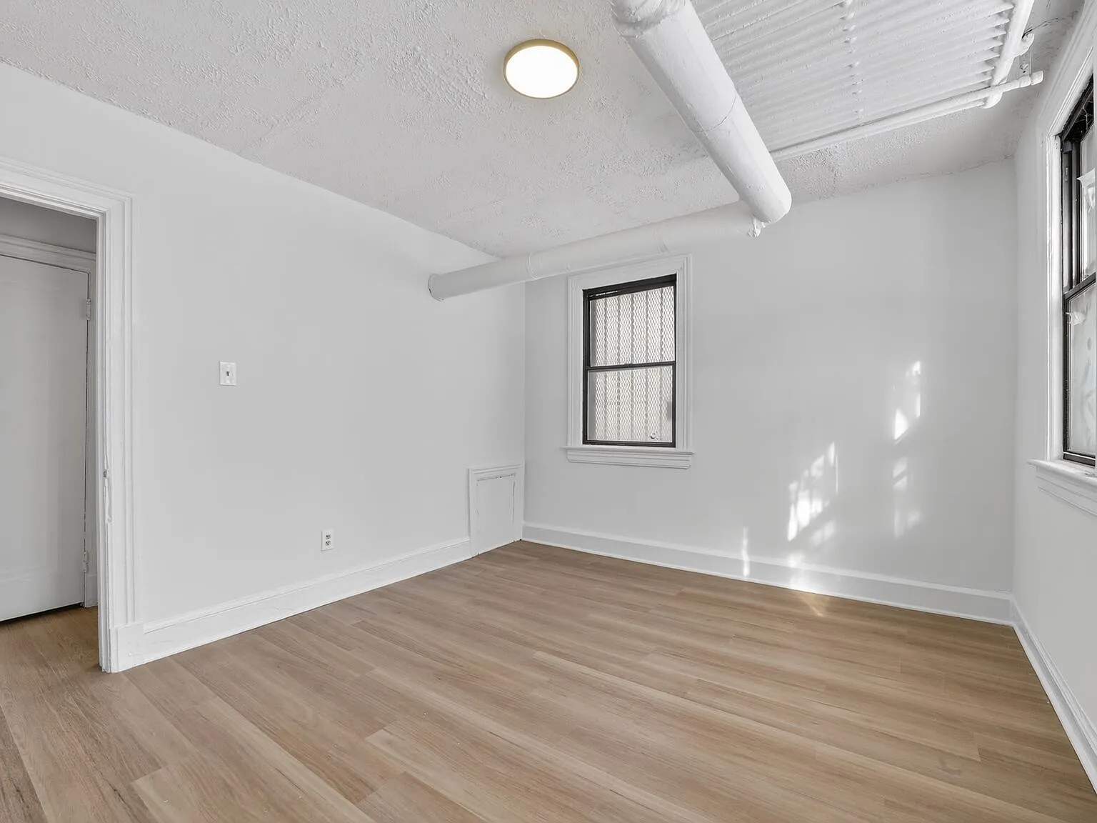 2 bed, 700 sqft, $1,599 — Photo 4