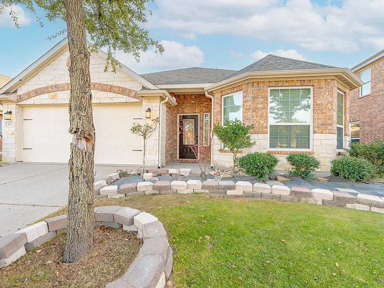 437 Lipizzan Ln — Photo 2