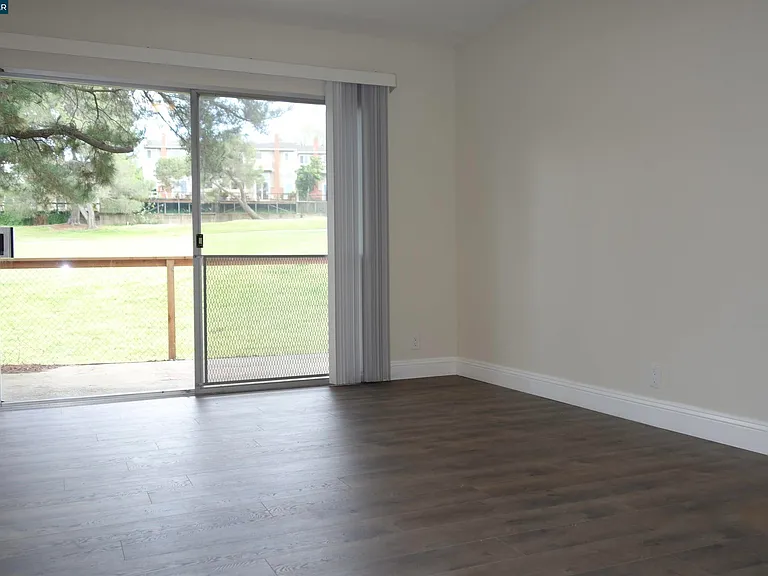 112 Marchbanks Ct — Photo 12