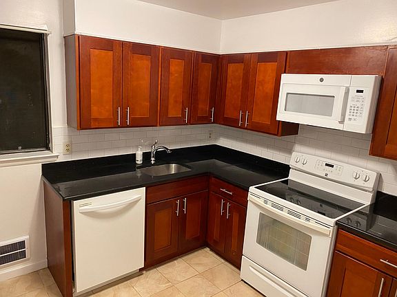 2nd image of 808 Vista On The Lk