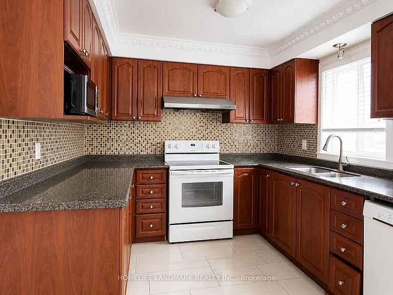 102 Chloe Cres — Photo 3