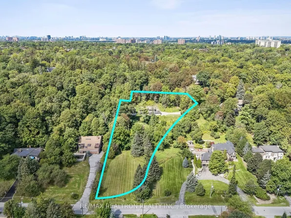 1 Ledge Rd, Toronto, ON M1M 1H1