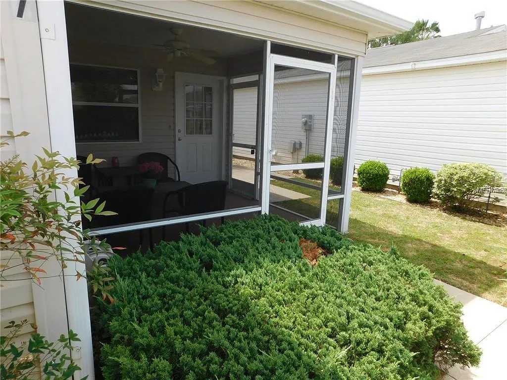 1647 Hickory Grove Ln — Photo 2