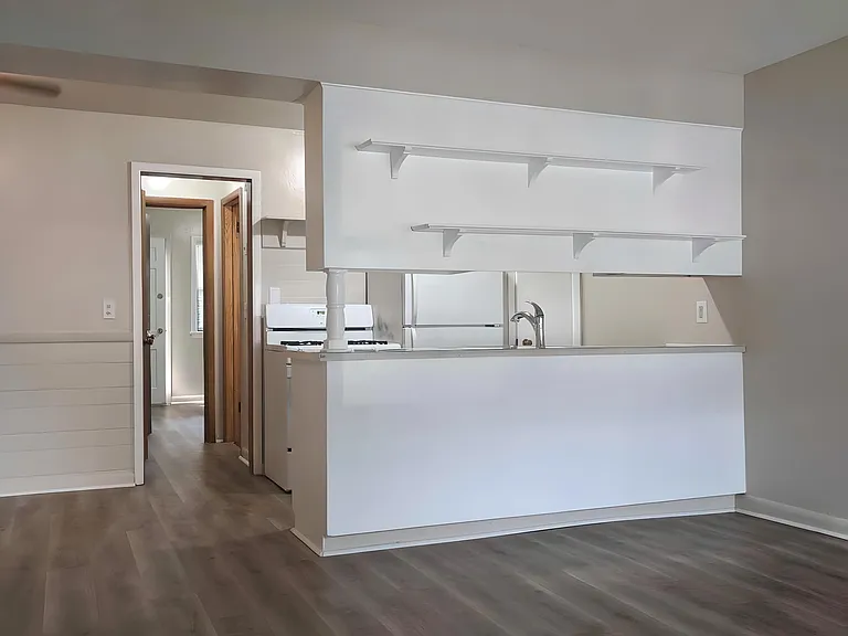 Trailway Apartments — Photo 34
