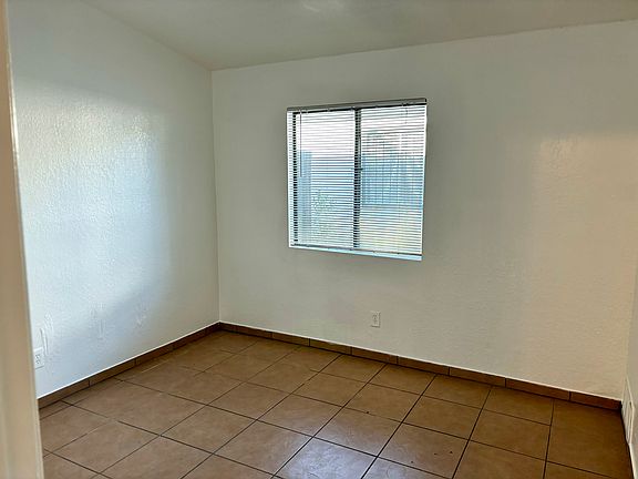 4th image of 411 E Thoroughbred St #411