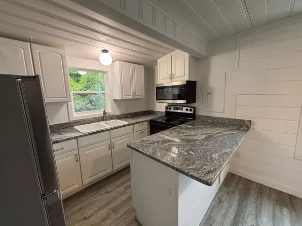 109 W 14th St, Eldon, MO 65026