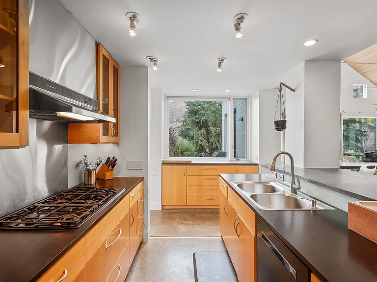 1270 Mountain View Dr — Photo 9