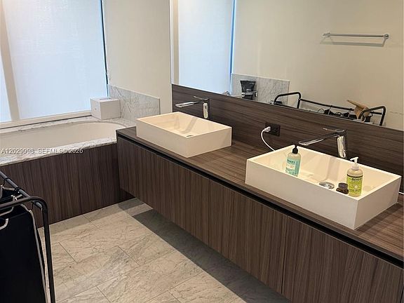 5th image of 1000 Brickell Plz #3412