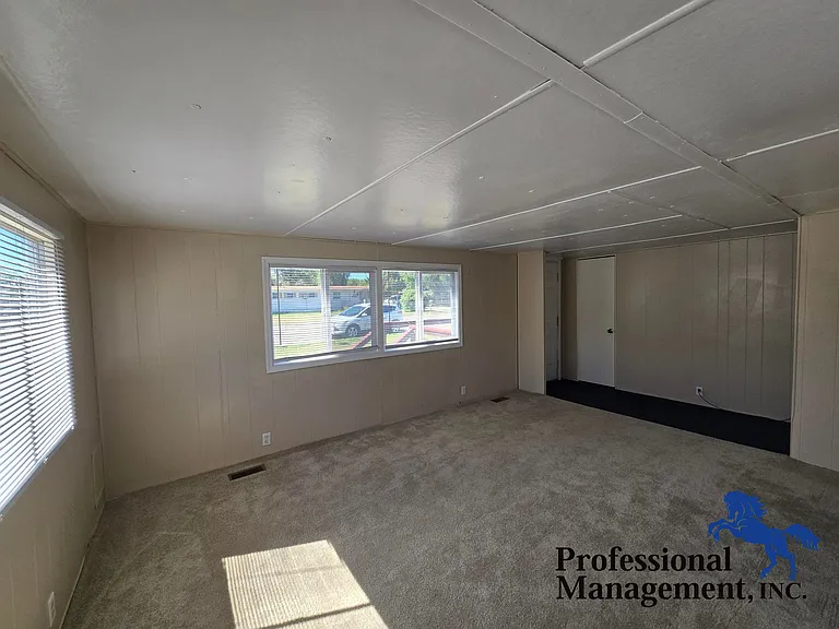 819 Heights Ln — Photo 2