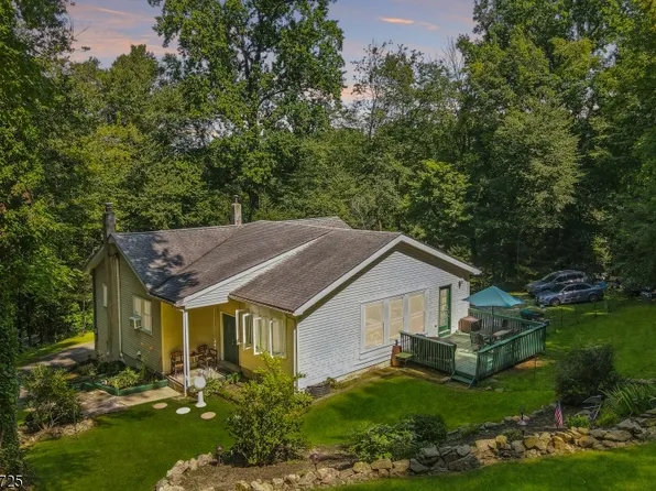 5 Buckhorn Dr, White Twp., NJ 07823