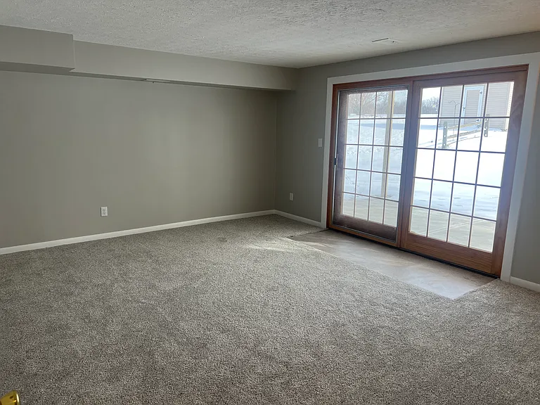 6685 Hollywood Dr — Photo 2