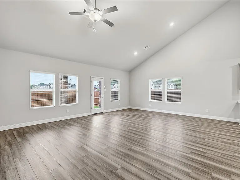 1213 Birchwood Ln — Photo 10