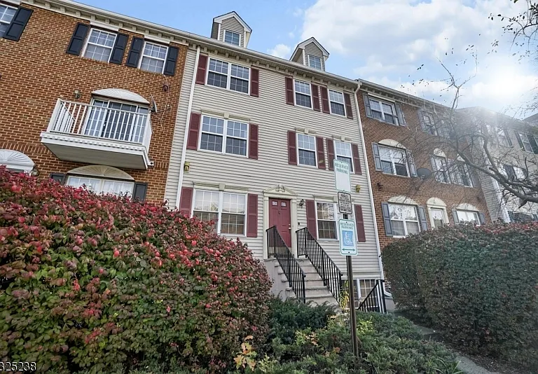 100 Callahan Ct — Photo 3