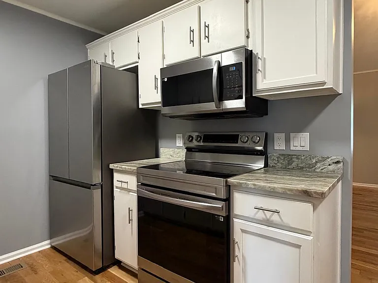 1119 Village Ct NE — Photo 9