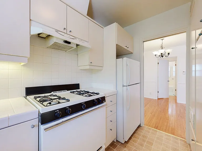 Westwood Hills Apartment — Photo 13