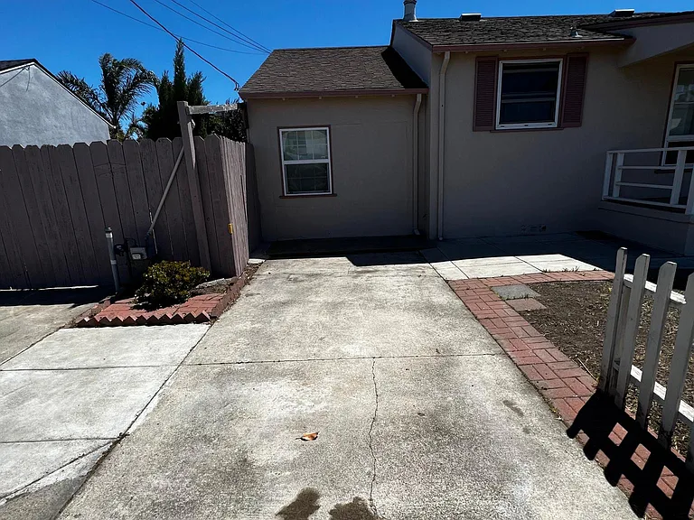 600 2nd Ave — Photo 3