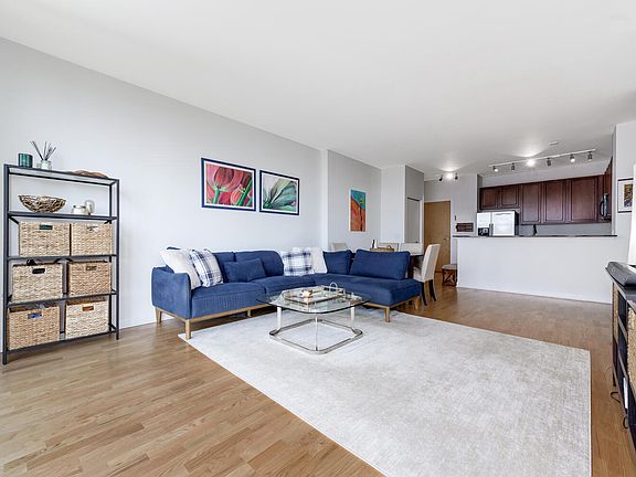 4th image of 1629 S Prairie Ave Unit 810
