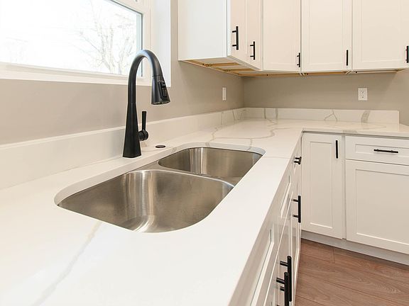 5th image of 302 W Canal St
