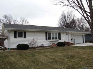 1009 Linden St, Luverne, MN 56156