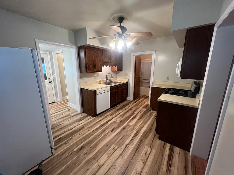 205 E Berry St — Photo 8