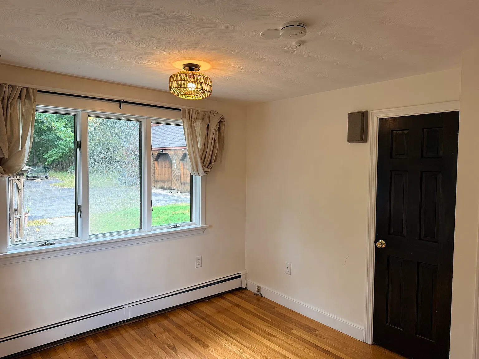 3 bed, 2.0 bath, 1651 sqft, $2,950 — Photo 2