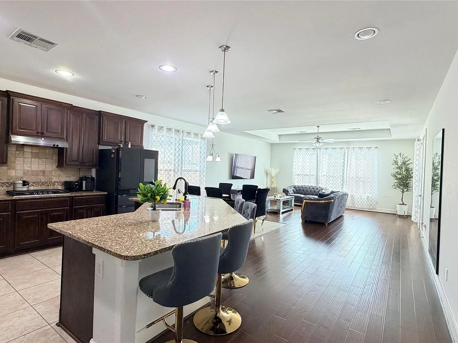 4 bed, 2.5 bath, 2687 sqft, $3,600 — Photo 4