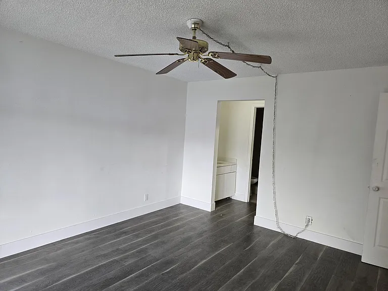 435 SW 61st Ter — Photo 12