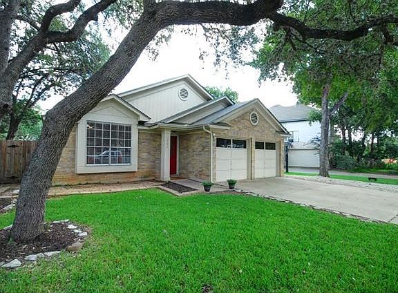 Location is hard to beat with one of Austin's best parks in walking distance (Dick Nichols), and great shopping and restaurants just minutes away.  3 Major grocery stores within a 3 mile radius!