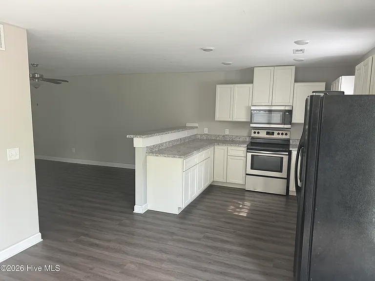 214 Jordan Ln — Photo 2
