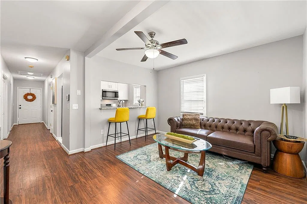 3 bed, 2.0 bath, 1008 sqft, $2,700 — Photo 4