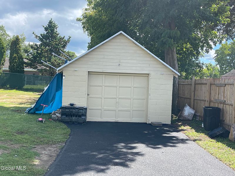 4th image of 209 Edward Street