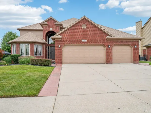 21682 Phoenix Dr, Macomb, MI 48044
