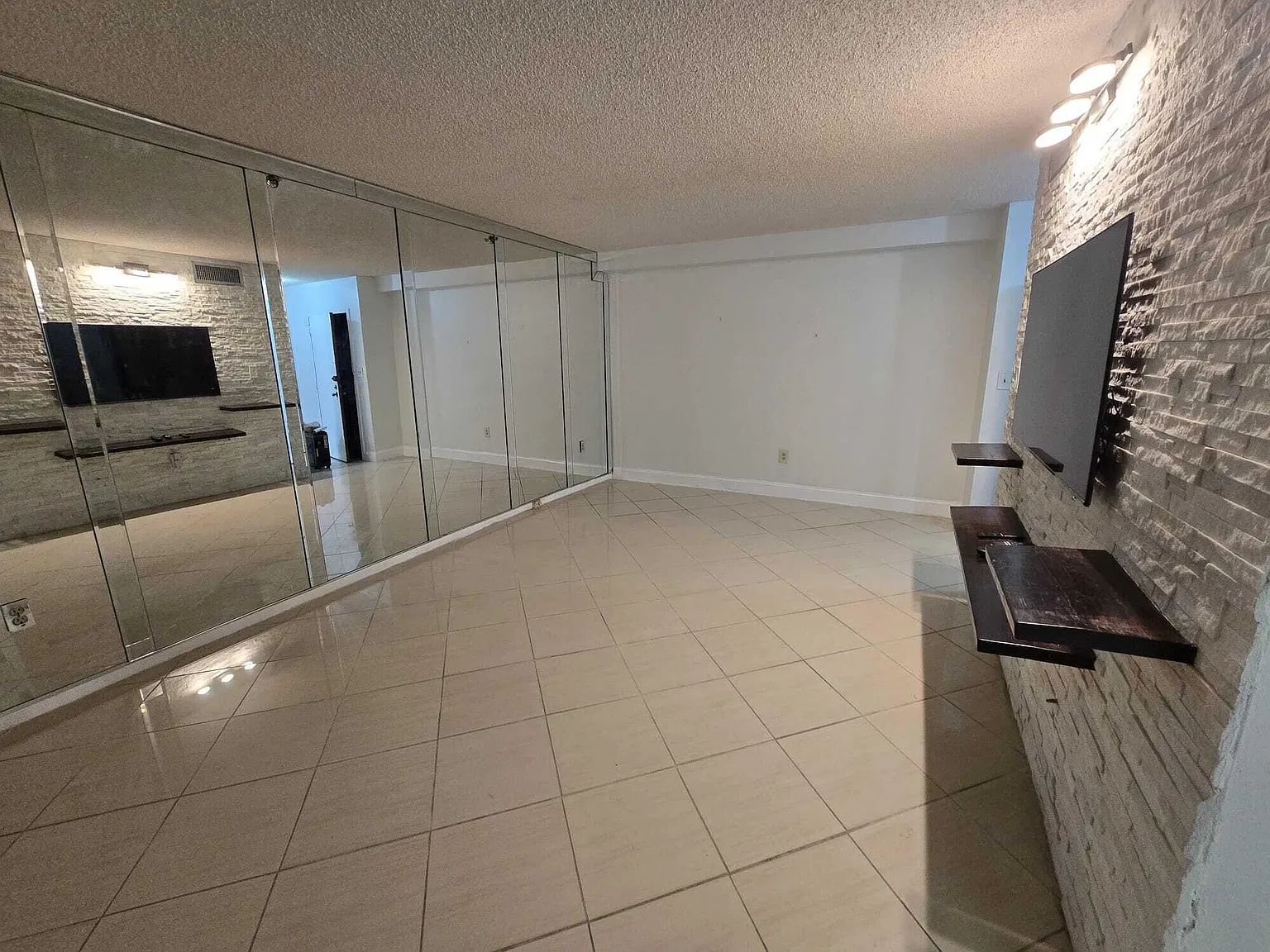 3 bed, 2.0 bath, 1228 sqft, $2,600 — Photo 2